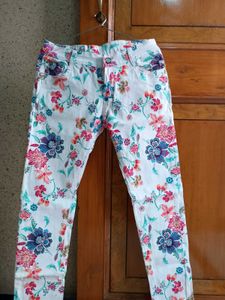 Floral White Jeans 👖