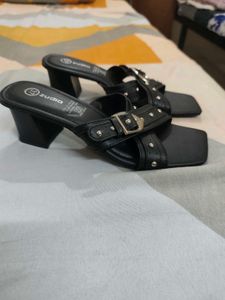 new  Black Heeled Sandals never worn stylish bucka