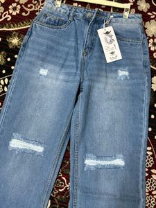 KNEE CUT JEANS FOR WOMEN&#39;S
