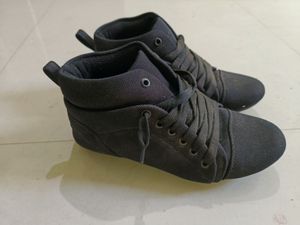 Women Stylish Flat Boots.