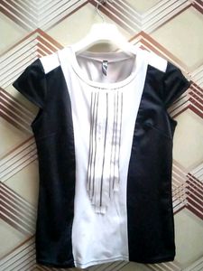 BLACK AND WHITE TOP🖤🤍