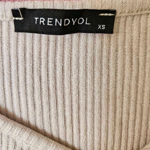 TRENDYOL Front Cut-Out Cropped Top