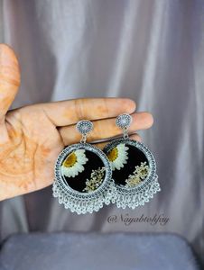 Daisy Resin Black Earrings