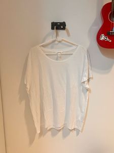 white h&m tshirt