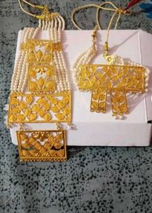 Elegant 2 piece Gold-Plated necklace with 4 ear