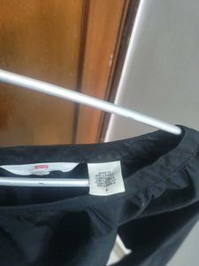 Black Levi&#39;s Top.