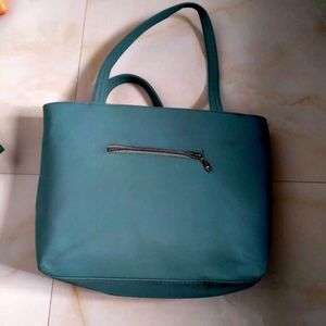 a elegant hand bag