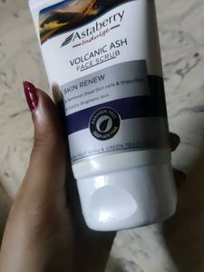 Asta berry Volcanic Ash Face Scrub