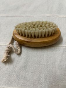 🆕 Oriflame Sweden Bamboo Nail brush