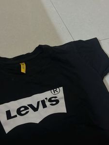 Levi&#39;s Black Graphic Tee