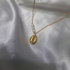 Elegant  Shell Pearl Necklace