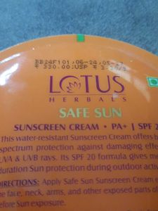 Lotus Herbals Safe Sun SPF 20