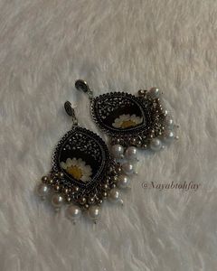 Resin Daisy Pearl Earrings