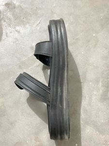 black platform sandal 👡