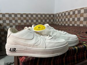 NIKE Airforce 1 Second copy shoes available for HER ( Girls ) New with tag & original Nike box with premium packaging Brand - RD Shoes ( Nike airforce 1 second copy ) Size - UK 6 ( 40 size )