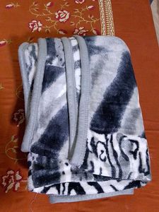 combo set of blankets and puffer jackets