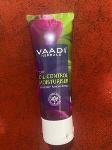Tulip Oil Control Moisturizer with Green Almonds e