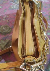 Sling Bag With Beutiful Chain Design 💛💛