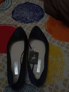 Flat huti Navy Colour Brandes New With Tag