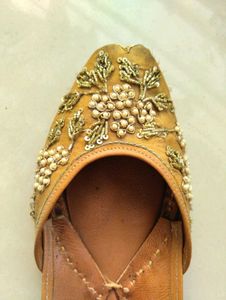 Golden Embroided Mojaries