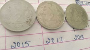 2 Rupees Coins - Collectibles