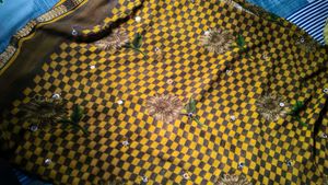Elegant Floral Checkered Saree🌻