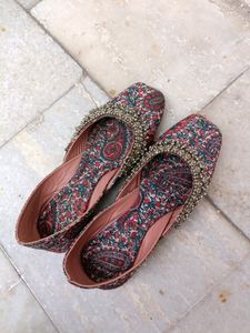 Floral Embroidered Juttis