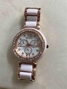 Elegant Women&#39;s Rose Gold &amp; White GUCCI Watch