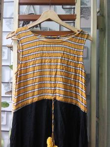 Bleck Sivless Gown
