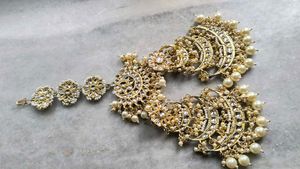 Elegant Pearl &amp; Kundan Matha Patti And Earrings