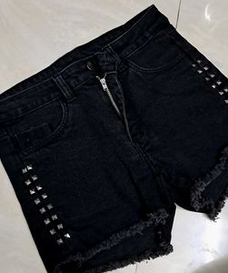 Hi Quality Black Colour Stylish W⅓Shorts
