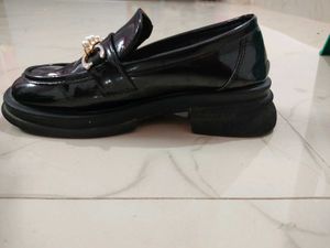 Elegant Black Glossy Loafers with Gold Chain.