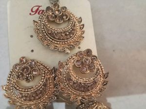 Beautiful Golden Jhumka With Mang Tika
