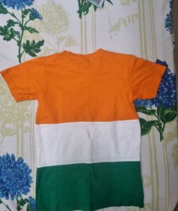 BOYS - 5-6 Years LIKE NEW - T-Shirt