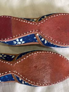 Blue Floral Print Juttis