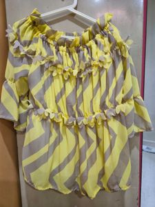 Top Which Can Be Worn Offshoulder And On Shoulder