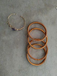 4 Shiny Bangles With One Bracelet Freebie