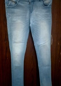 Ice Blue Crop Jeans – The Perfect Blend of Trend &
