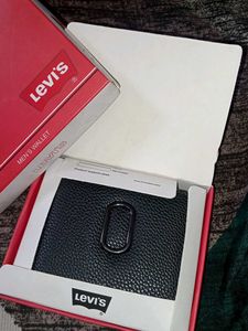 Levi&#39;s Men&#39;s Wallet - New in Box
