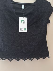 NEWME BLACK VNECK LACE TOP
