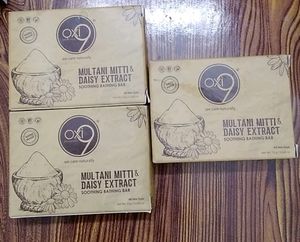 Oxi9 Multani Mitti &amp; Daisy Extract Soothing Bar(3)