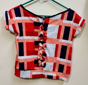 A simple top with cut-out and multicolour design.