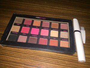 eyeshadow and eyebrow trimmer