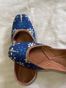 Blue Floral Print Juttis