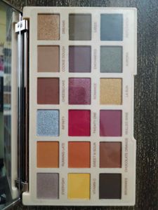 Makeup Revolution X Sophx Eyeshadow Palette! 🌶️