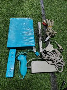 Nintendo Wii (Light Blue) Bundle Limited Edition