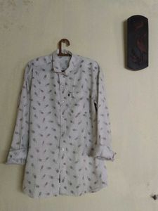 Men&#39;s patterned casual shirt