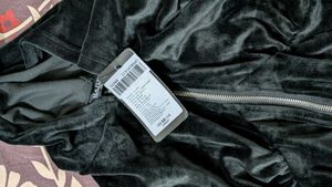 xs size crop sweatshirt with cap