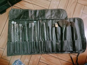 Makeup Brush Set with Carrying Case