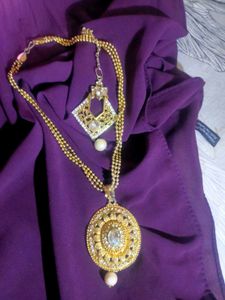 Golden neckpiece with matching Mangtika.